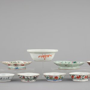 A Chinese famille rose basin with a bird on a branch and 8 smaller bowls, 19th C. — 照片 4