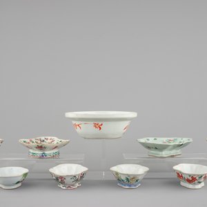 A Chinese famille rose basin with a bird on a branch and 8 smaller bowls, 19th C. — 照片 5
