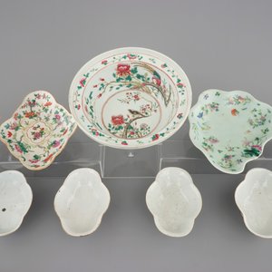 A Chinese famille rose basin with a bird on a branch and 8 smaller bowls, 19th C. — 照片 6