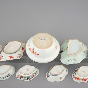 A Chinese famille rose basin with a bird on a branch and 8 smaller bowls, 19th C. — 照片 7