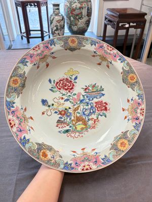 A Chinese famille rose basin with a deer and antiquities, Qianlong — photo 1