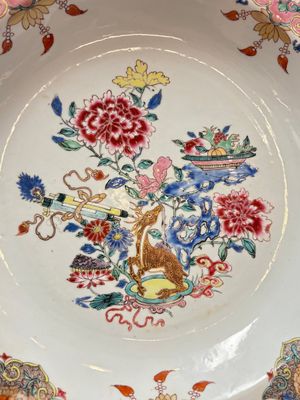 A Chinese famille rose basin with a deer and antiquities, Qianlong — photo 2
