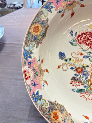 A Chinese famille rose basin with a deer and antiquities, Qianlong — photo 3