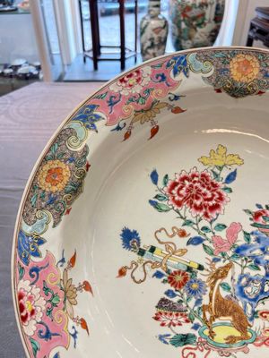 A Chinese famille rose basin with a deer and antiquities, Qianlong — photo 4