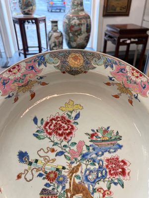 A Chinese famille rose basin with a deer and antiquities, Qianlong — photo 5