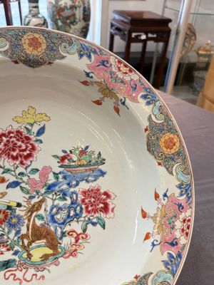 A Chinese famille rose basin with a deer and antiquities, Qianlong — photo 6