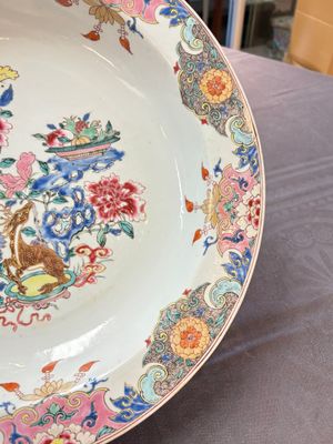 A Chinese famille rose basin with a deer and antiquities, Qianlong — photo 7