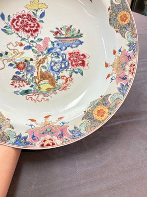 A Chinese famille rose basin with a deer and antiquities, Qianlong — photo 8