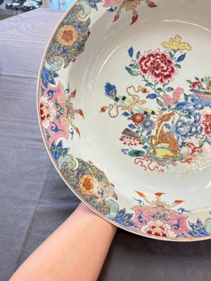 A Chinese famille rose basin with a deer and antiquities, Qianlong — photo 9