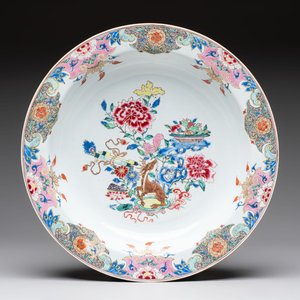 A Chinese famille rose basin with a deer and antiquities, Qianlong — photo 1