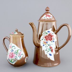 A Chinese famille rose Batavian ware chocolate pot and cream jug, Qianlong, 18th C. — foto 1