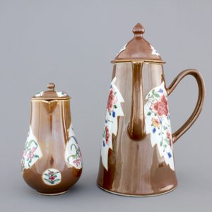 A Chinese famille rose Batavian ware chocolate pot and cream jug, Qianlong, 18th C. — foto 2