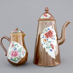 A Chinese famille rose Batavian ware chocolate pot and cream jug, Qianlong, 18th C. — foto 3