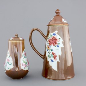 A Chinese famille rose Batavian ware chocolate pot and cream jug, Qianlong, 18th C. — foto 4