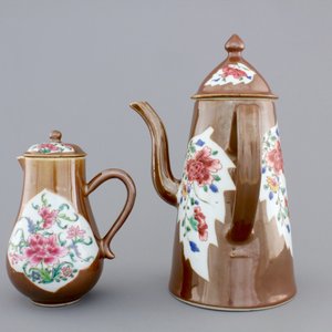 A Chinese famille rose Batavian ware chocolate pot and cream jug, Qianlong, 18th C. — foto 5