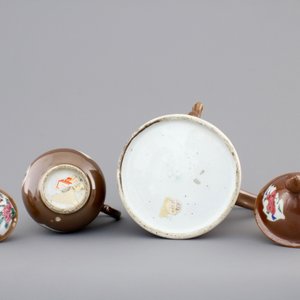 A Chinese famille rose Batavian ware chocolate pot and cream jug, Qianlong, 18th C. — foto 6