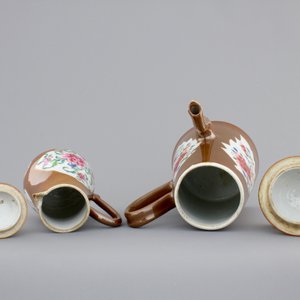 A Chinese famille rose Batavian ware chocolate pot and cream jug, Qianlong, 18th C. — foto 7