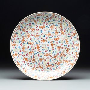 A Chinese famille rose 'bats among the clouds' dish, Guangxu mark, 20th C. — foto 1