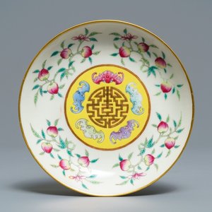 A Chinese famille rose 'bats and peaches' plate, Guangxu mark, 19/20th C. — photo 1