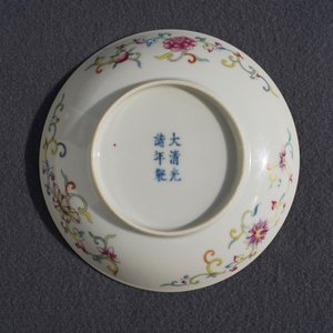 A Chinese famille rose 'bats and peaches' plate, Guangxu mark, 19/20th C. — photo 4