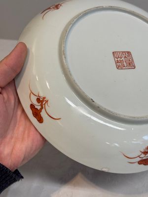 A Chinese famille rose 'bats and peaches' plate, Xie Zhu Zhu Ren 薢竹主人造 mark, 19th C. — photo 13