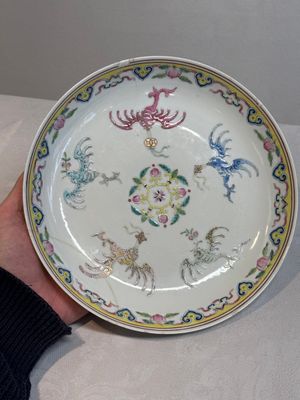 A Chinese famille rose 'bats and peaches' plate, Xie Zhu Zhu Ren 薢竹主人造 mark, 19th C. — photo 2