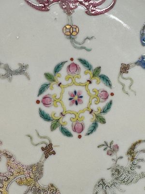 A Chinese famille rose 'bats and peaches' plate, Xie Zhu Zhu Ren 薢竹主人造 mark, 19th C. — photo 3