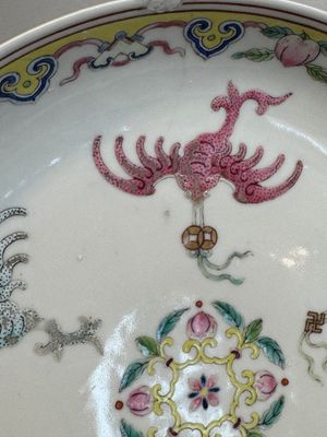 A Chinese famille rose 'bats and peaches' plate, Xie Zhu Zhu Ren 薢竹主人造 mark, 19th C. — photo 4