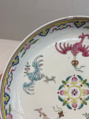 A Chinese famille rose 'bats and peaches' plate, Xie Zhu Zhu Ren 薢竹主人造 mark, 19th C. — photo 5