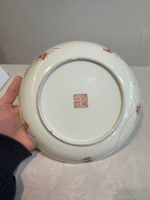 A Chinese famille rose 'bats and peaches' plate, Xie Zhu Zhu Ren 薢竹主人造 mark, 19th C. — photo 9