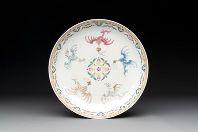 A Chinese famille rose 'bats and peaches' plate, Xie Zhu Zhu Ren 薢竹主人造 mark, 19th C.