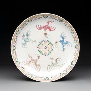 A Chinese famille rose 'bats and peaches' plate, Xie Zhu Zhu Ren 薢竹主人造 mark, 19th C. — photo 1