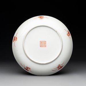 A Chinese famille rose 'bats and peaches' plate, Xie Zhu Zhu Ren 薢竹主人造 mark, 19th C. — photo 2