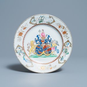 A Chinese famille rose Belgian market armorial plate, Yongzheng/Qianlong — 照片 1
