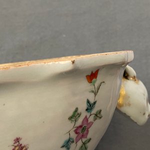 A Chinese famille rose Belgian market 'De Calenberg - De Pascale' armorial tureen, Qianlong, ca. 1755 — 照片 26