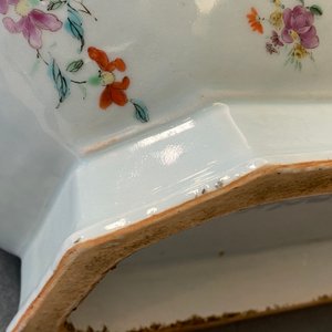 A Chinese famille rose Belgian market 'De Calenberg - De Pascale' armorial tureen, Qianlong, ca. 1755 — 照片 28
