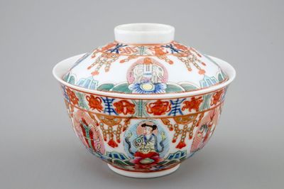 A Chinese famille rose Bencharong covered bowl for the Thai market, 19/20th C.
