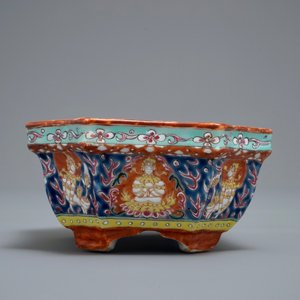 A Chinese famille rose Bencharong-style jardinière for the Thai market, 19th C. — photo 3