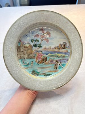 A Chinese famille rose bianco-sopra-bianco 'Peter The Great in Zaandam' plate, Qianlong — photo 1