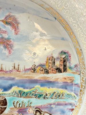 A Chinese famille rose bianco-sopra-bianco 'Peter The Great in Zaandam' plate, Qianlong — photo 6