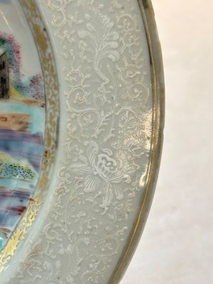 A Chinese famille rose bianco-sopra-bianco 'Peter The Great in Zaandam' plate, Qianlong — foto 7