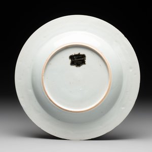 A Chinese famille rose bianco-sopra-bianco 'Peter The Great in Zaandam' plate, Qianlong — foto 2