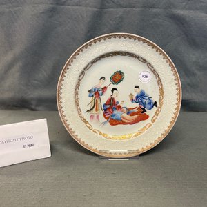 A Chinese famille rose bianco sopra bianco plate, Qianlong — 照片 3