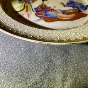 A Chinese famille rose bianco sopra bianco plate, Qianlong — 照片 8