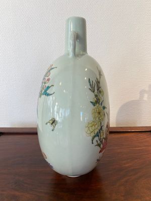 A Chinese famille rose 'bianhu' vase with birds among blossoming branches, Yongzheng mark, 20th C. — 照片 4