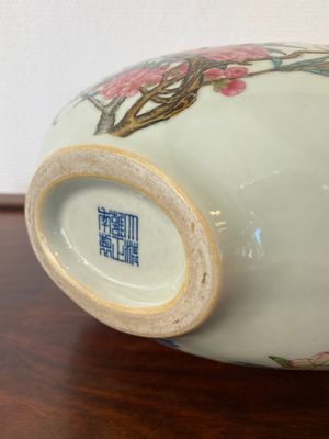 A Chinese famille rose 'bianhu' vase with birds among blossoming branches, Yongzheng mark, 20th C. — 照片 7