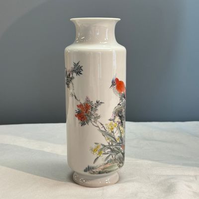 A Chinese famille rose 'Bird Among Flowers and Rockwork' rouleau vase — foto 5