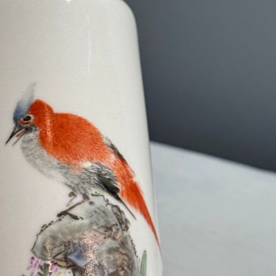 A Chinese famille rose 'Bird Among Flowers and Rockwork' rouleau vase — foto 6