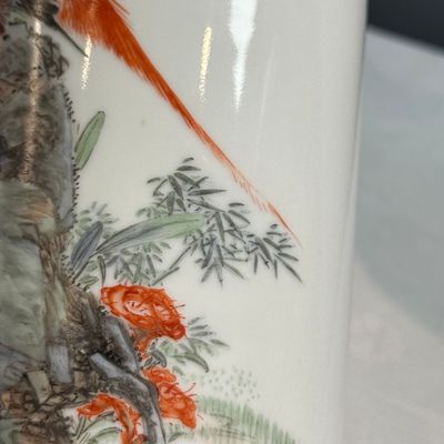 A Chinese famille rose 'Bird Among Flowers and Rockwork' rouleau vase — foto 7