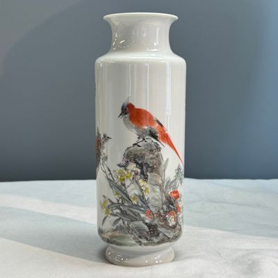 A Chinese famille rose 'Bird Among Flowers and Rockwork' rouleau vase — foto 1